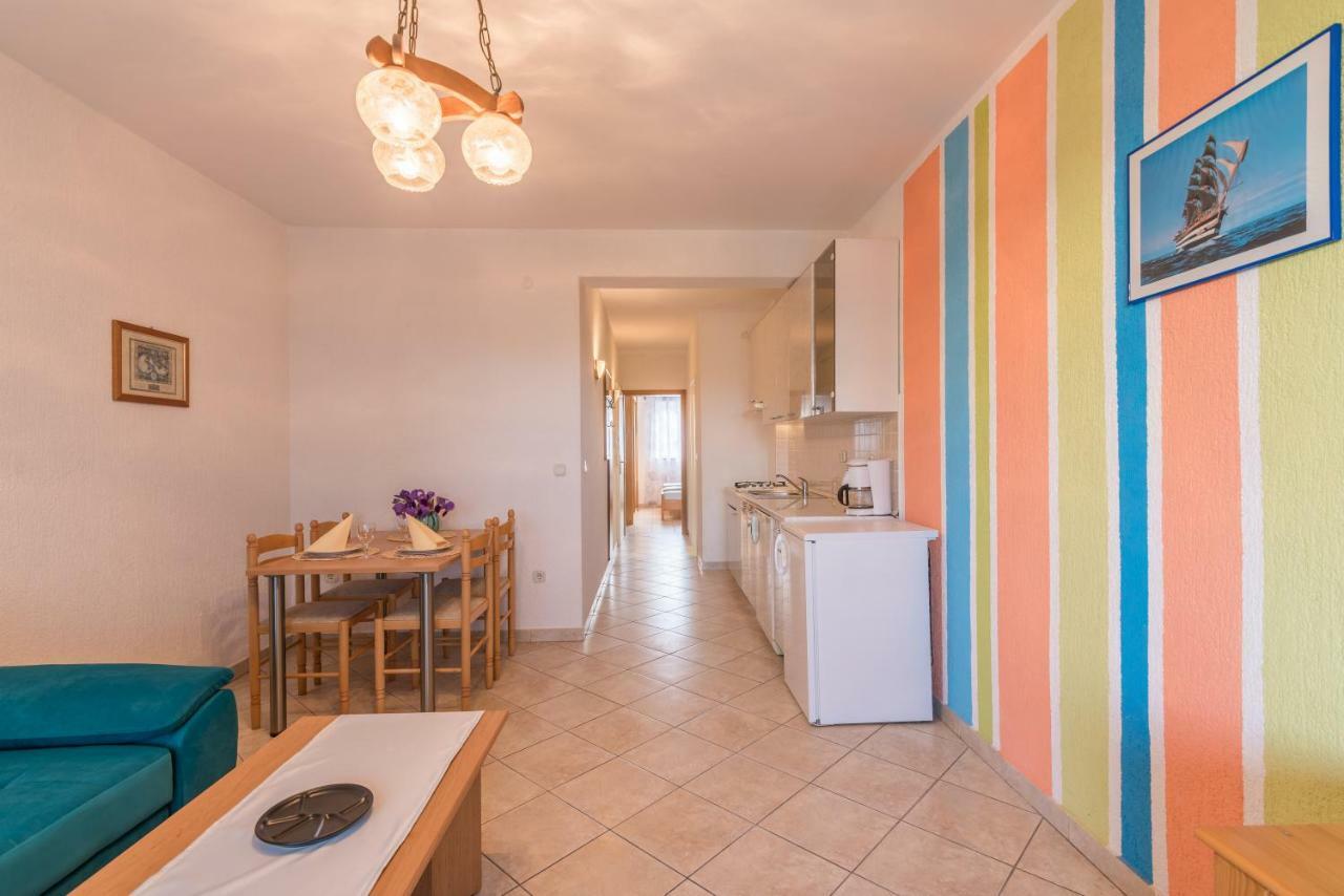 Pansion Dujmovic 1 Apartamento Malinska Exterior foto