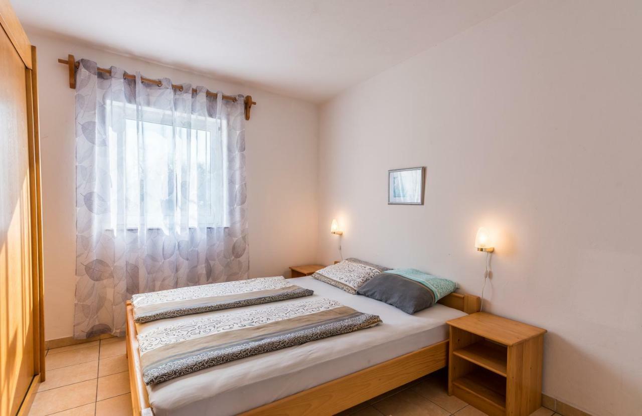 Pansion Dujmovic 1 Apartamento Malinska Exterior foto