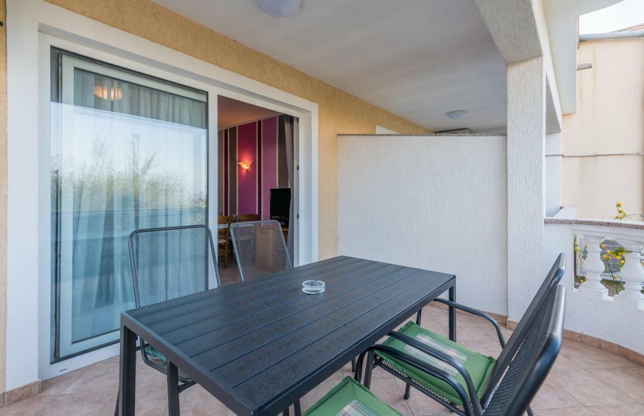 Pansion Dujmovic 1 Apartamento Malinska Exterior foto