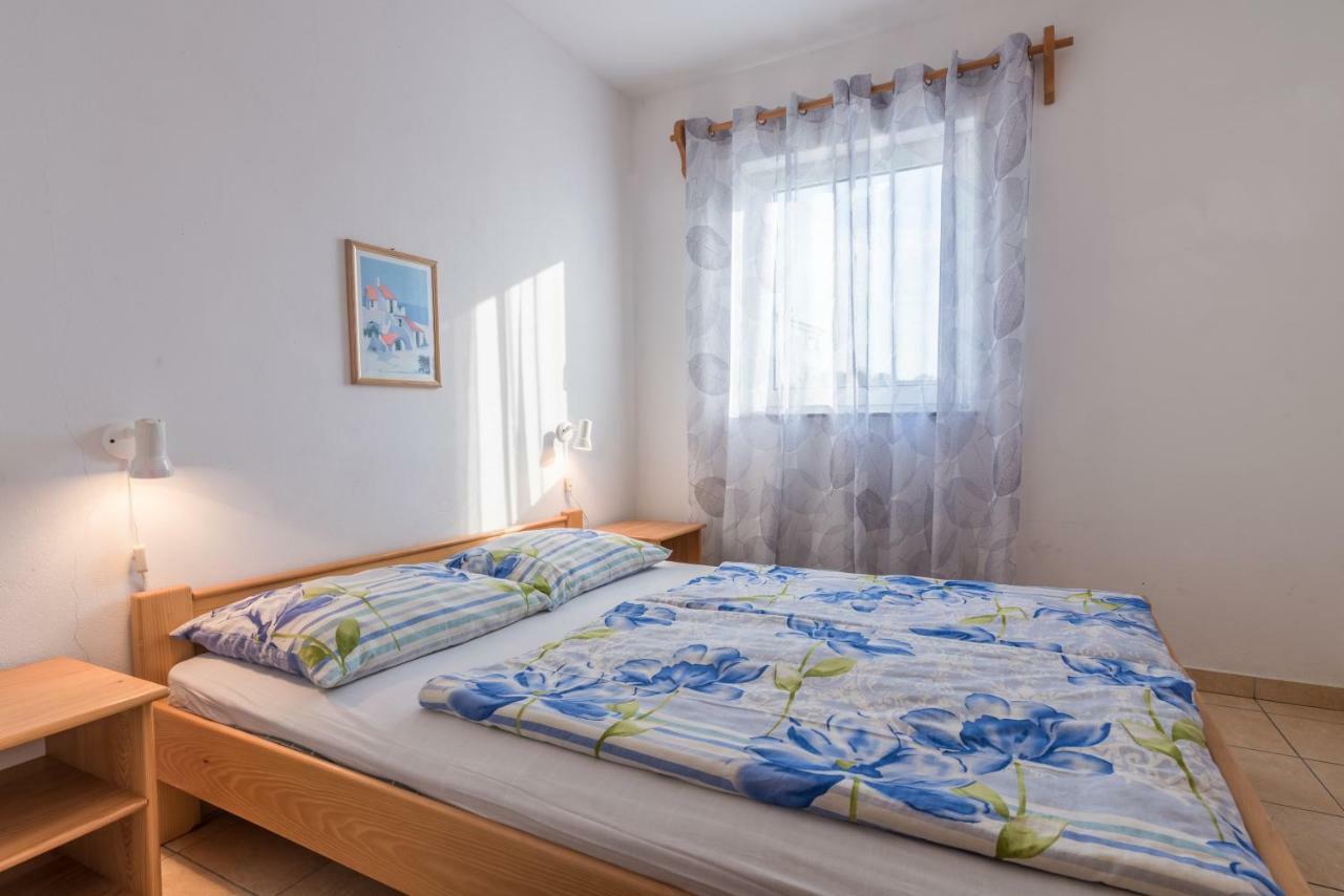 Pansion Dujmovic 1 Apartamento Malinska Exterior foto