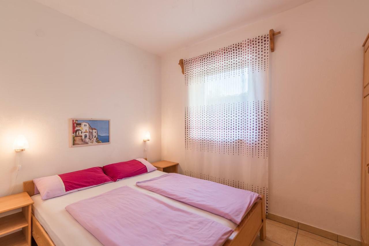 Pansion Dujmovic 1 Apartamento Malinska Exterior foto