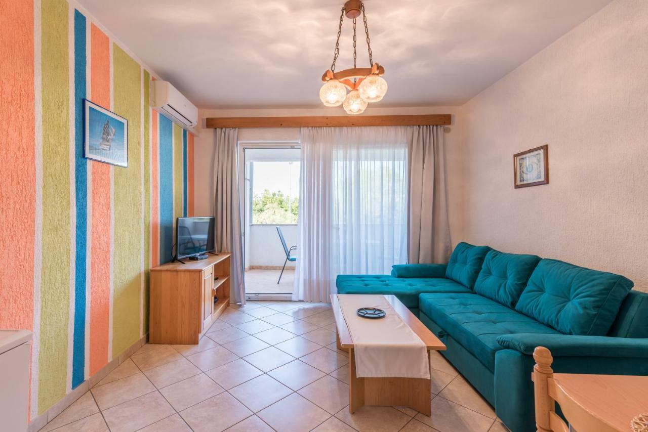 Pansion Dujmovic 1 Apartamento Malinska Exterior foto