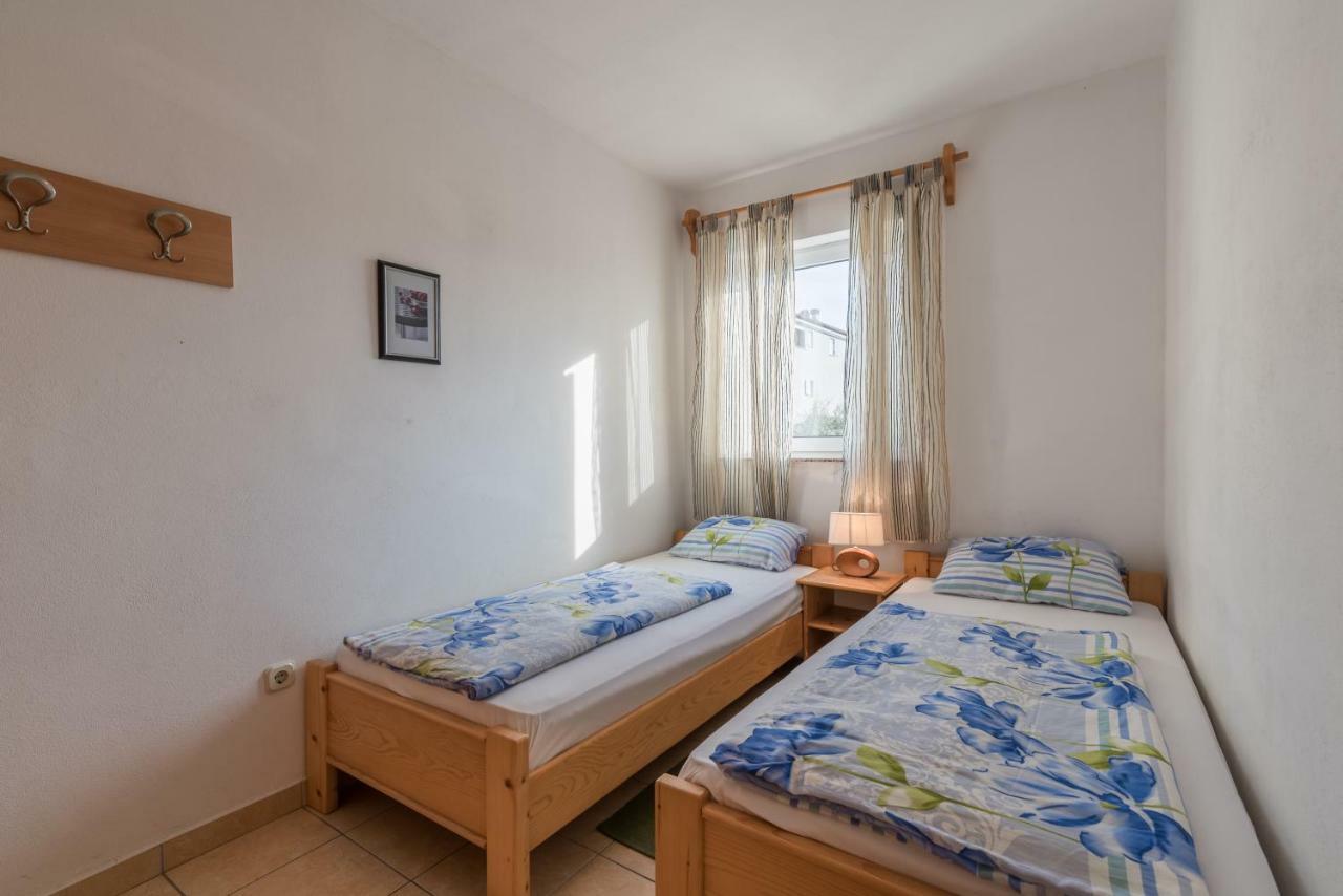 Pansion Dujmovic 1 Apartamento Malinska Exterior foto