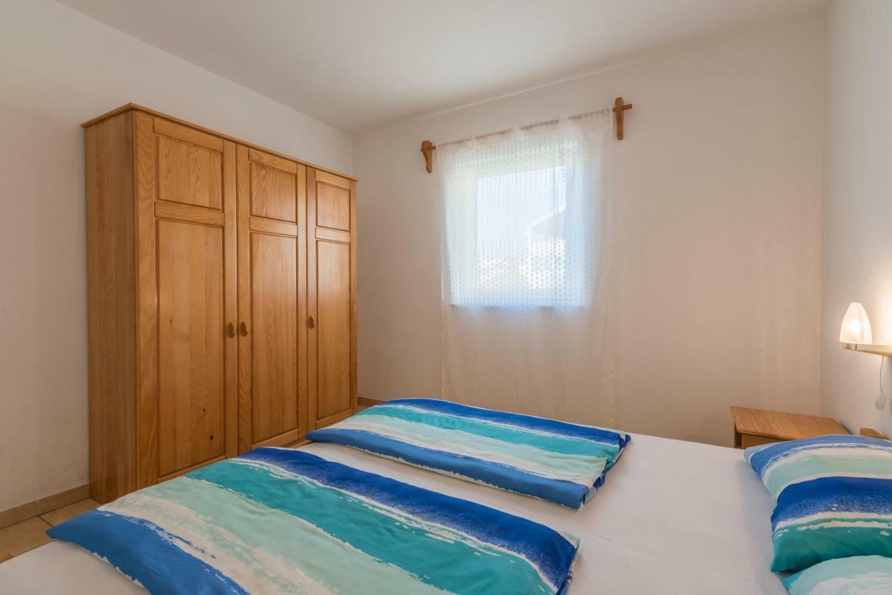 Pansion Dujmovic 1 Apartamento Malinska Exterior foto