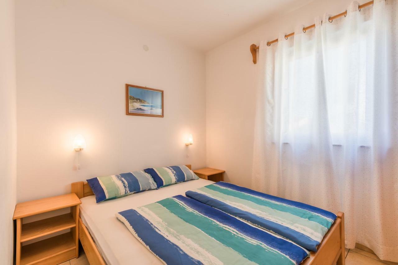 Pansion Dujmovic 1 Apartamento Malinska Exterior foto