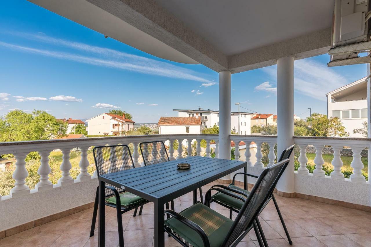 Pansion Dujmovic 1 Apartamento Malinska Exterior foto
