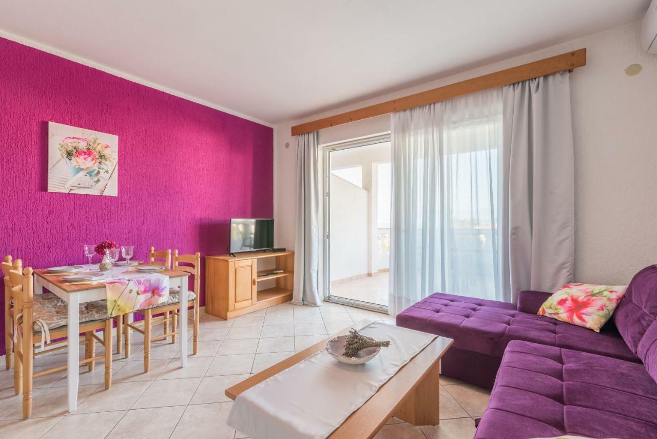 Pansion Dujmovic 1 Apartamento Malinska Exterior foto