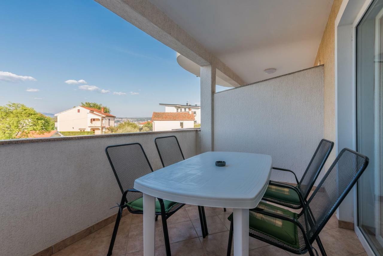 Pansion Dujmovic 1 Apartamento Malinska Exterior foto