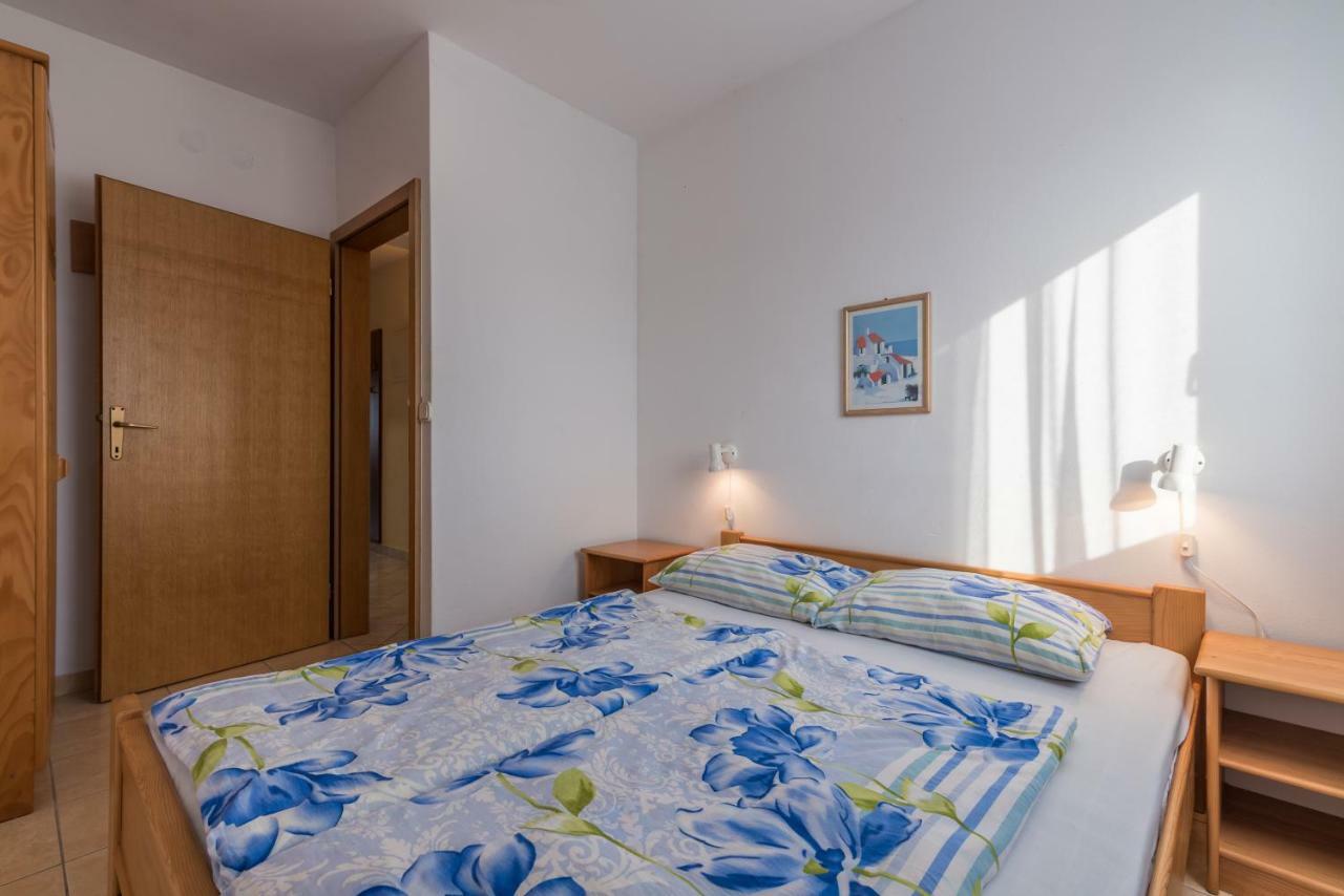 Pansion Dujmovic 1 Apartamento Malinska Exterior foto