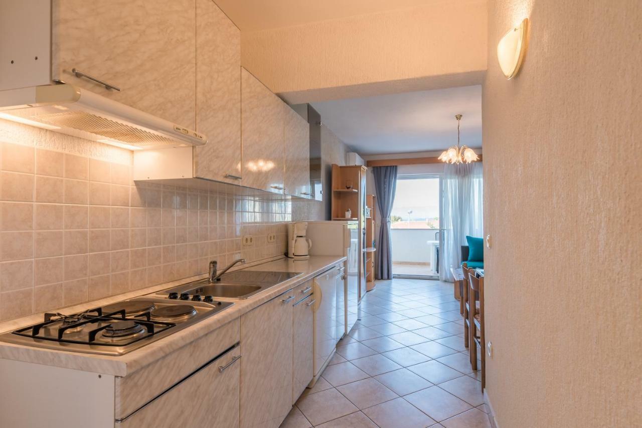 Pansion Dujmovic 1 Apartamento Malinska Exterior foto