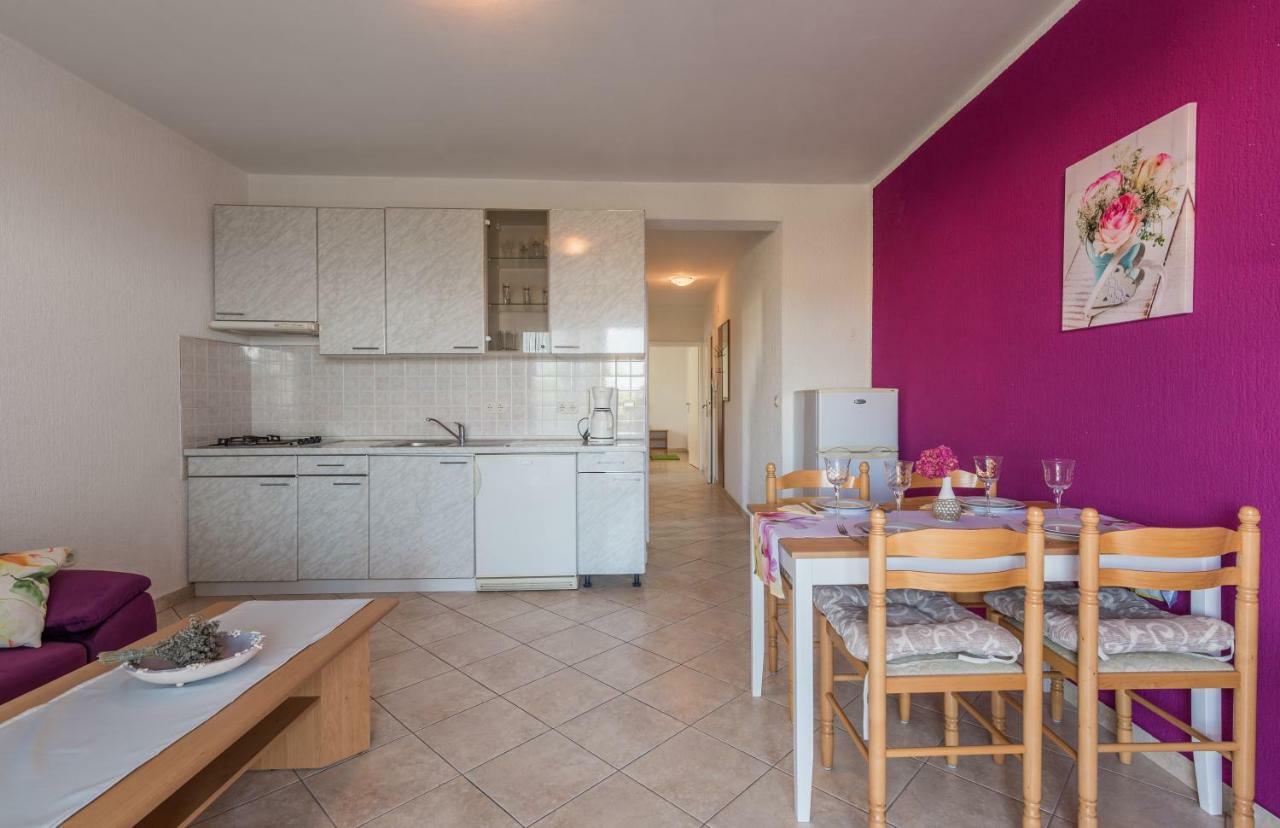 Pansion Dujmovic 1 Apartamento Malinska Exterior foto